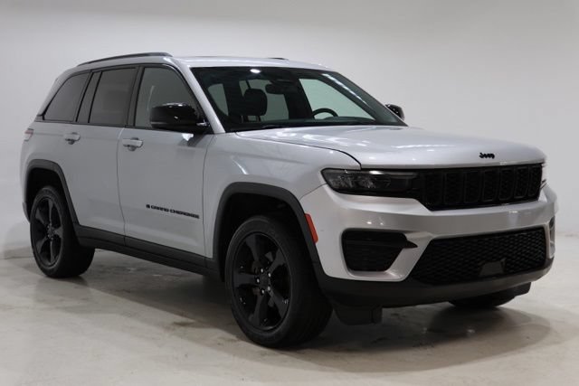 Used 2023 Jeep Grand Cherokee Altitude AWD/4WD image 1
