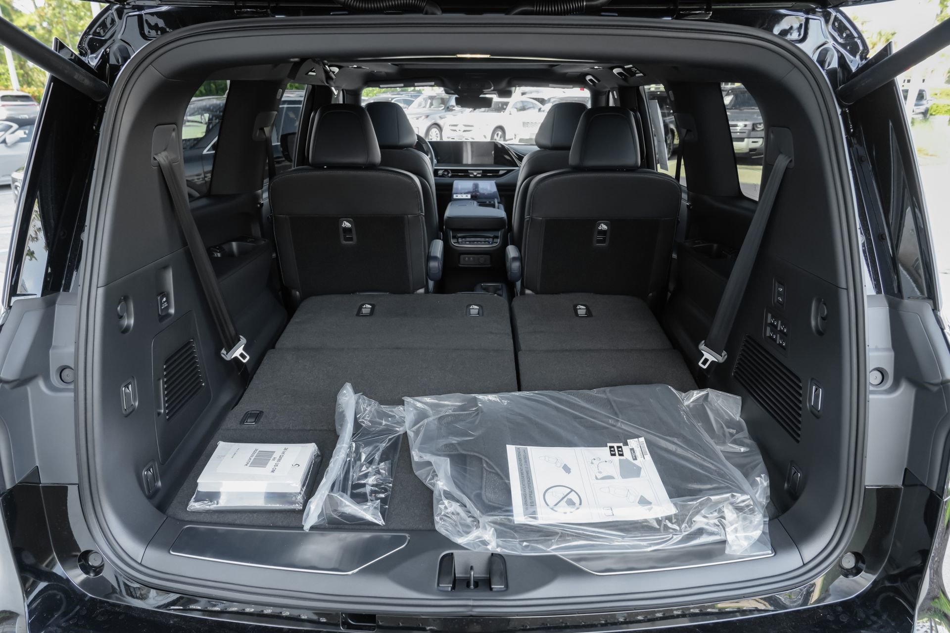New 2026 INFINITI QX80 4WD w/ Sport Exterior Package image 32
