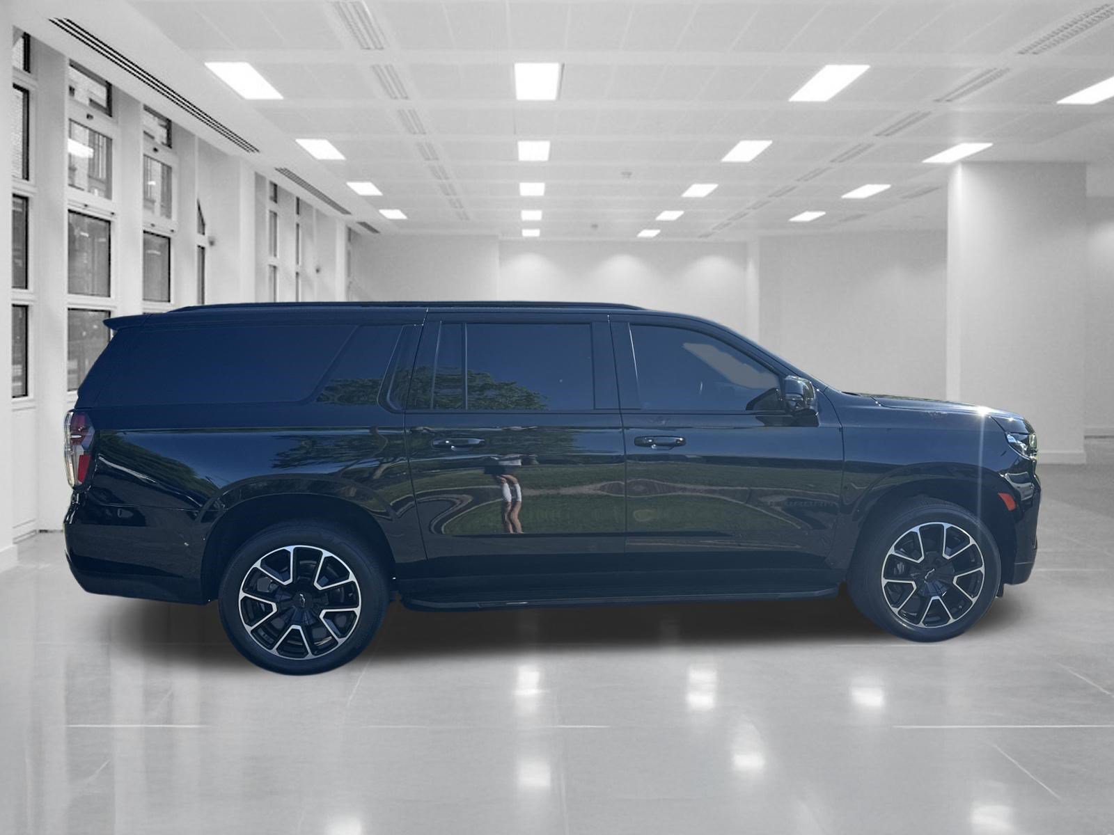 Used 2024 Chevrolet Suburban RST w/ Luxury Package AWD/4WD image 4
