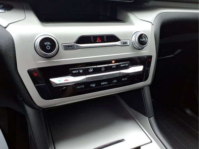 Used 2023 Ford Explorer XLT AWD/4WD image 20