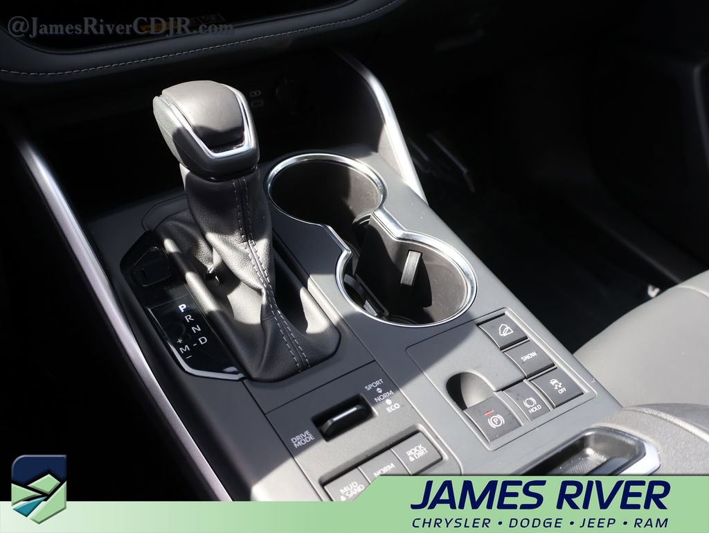 Used 2025 Toyota Highlander XLE image 39