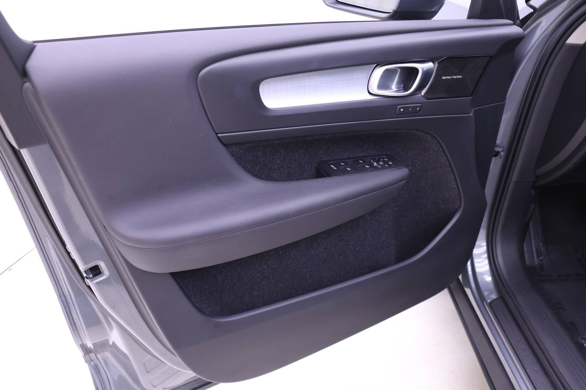 Used 2019 Volvo XC40 T5 Momentum image 14