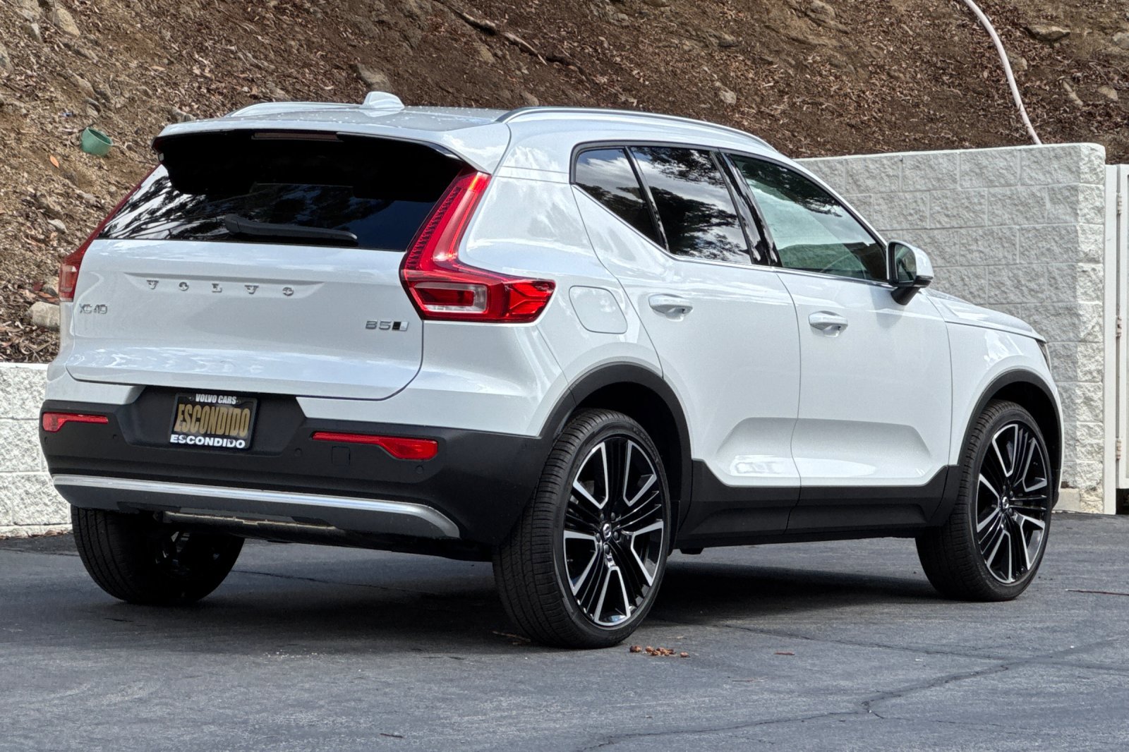New 2025 Volvo XC40 B5 Ultra image 5