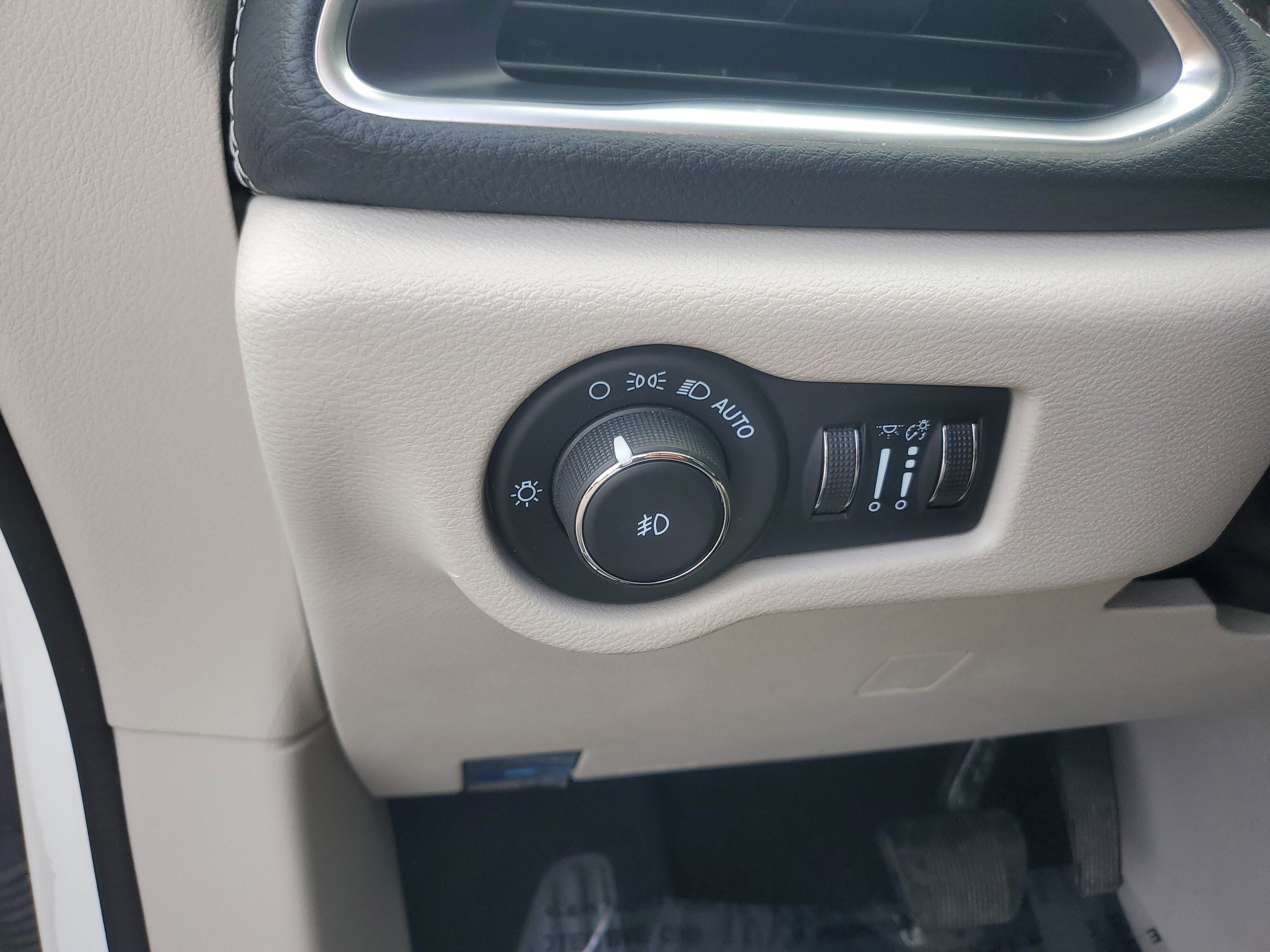 Used 2021 Chrysler Pacifica Limited w/ Uconnect Theater Family Group AWD/4WD image 19