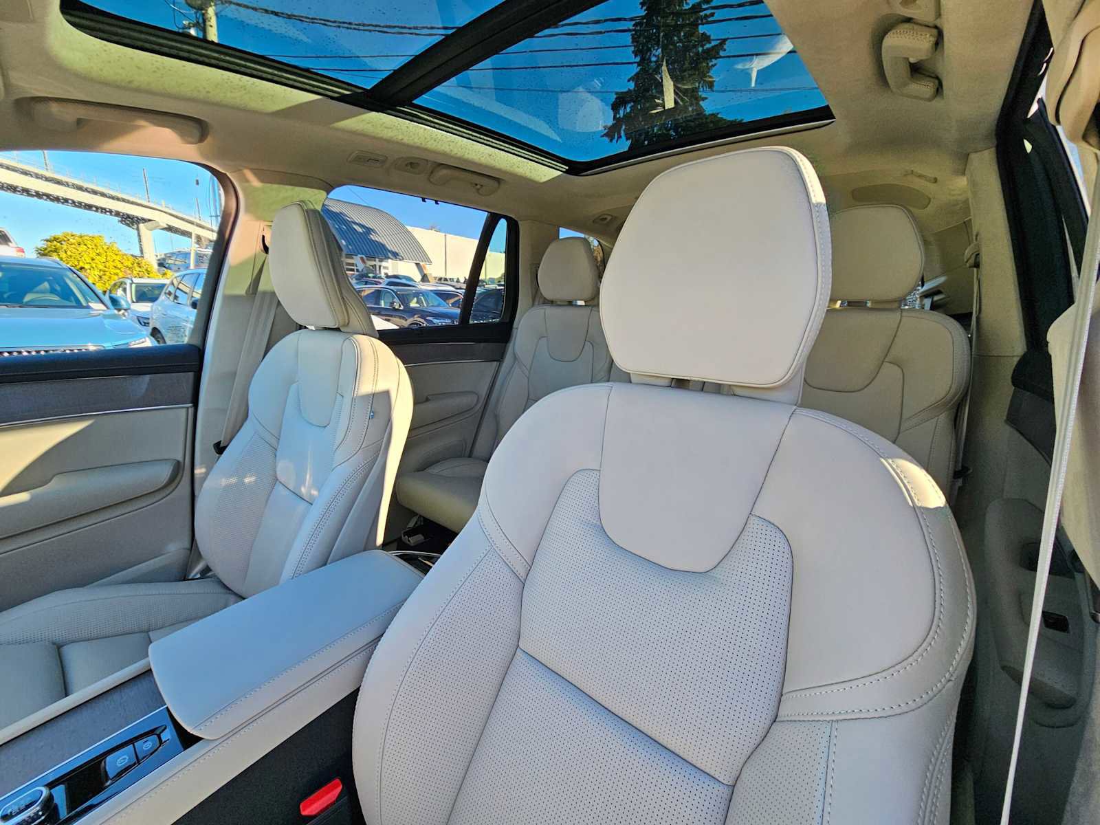 New 2025 Volvo XC90 B6 Ultra image 24