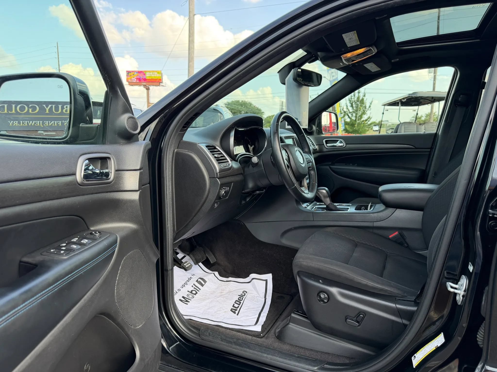 Used 2018 Jeep Grand Cherokee Laredo AWD/4WD image 4