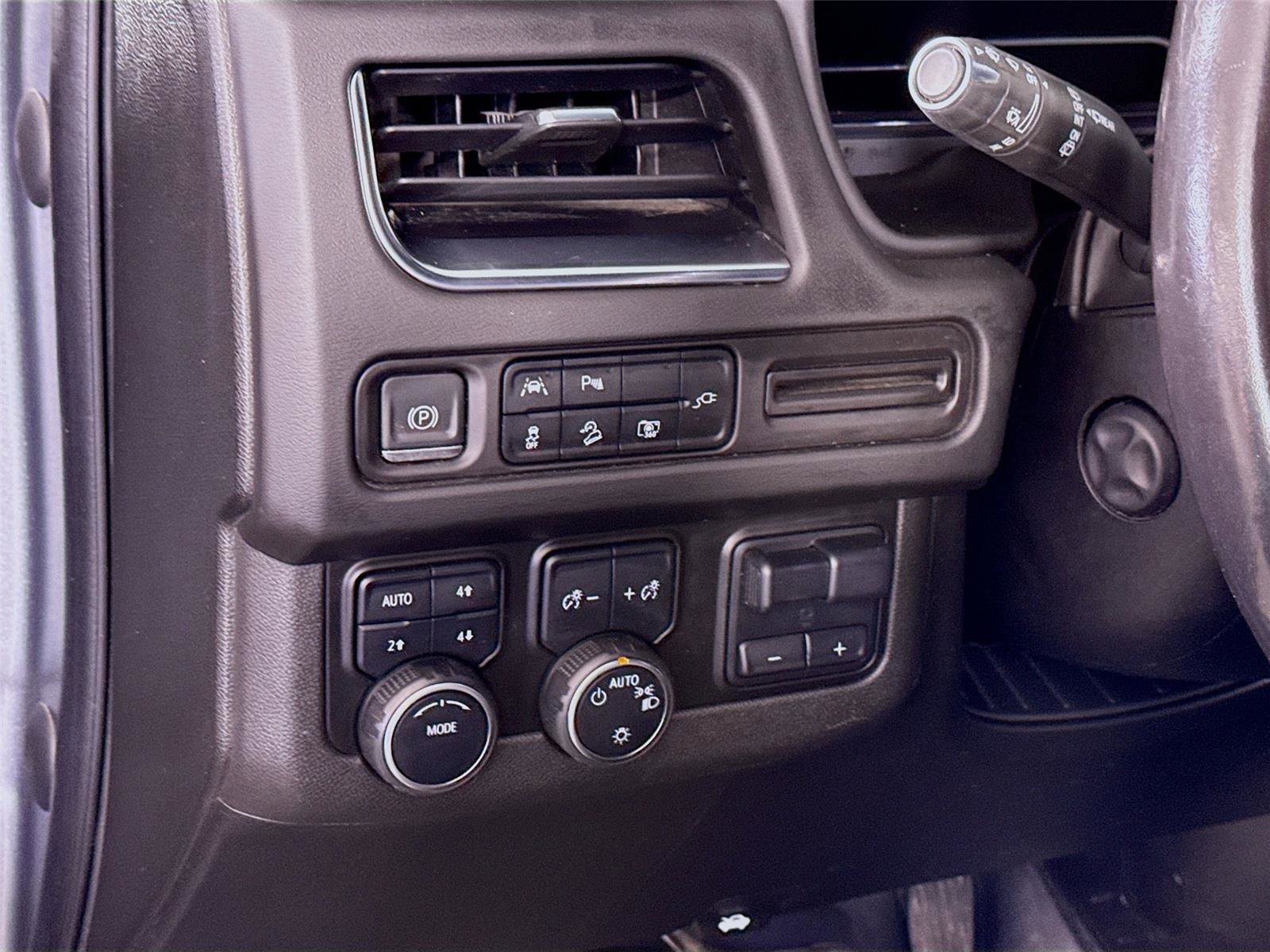 Used 2022 Chevrolet Suburban Z71 w/ Luxury Package image 4