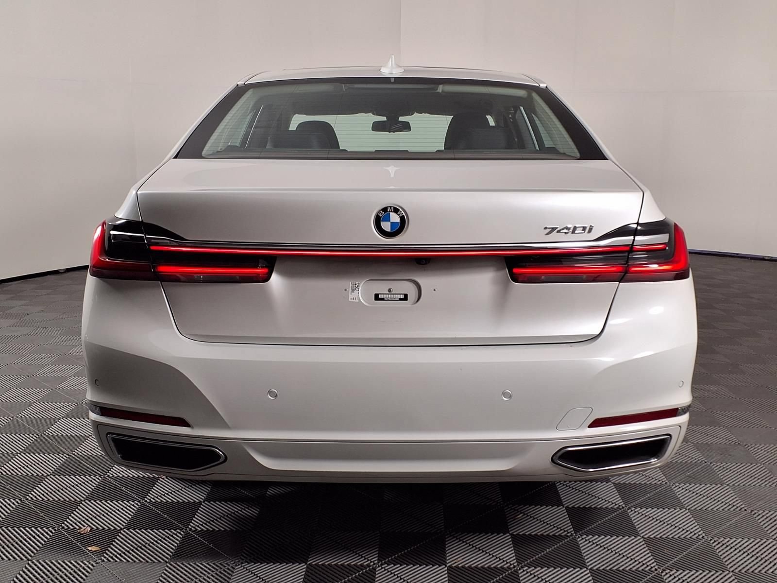 Used 2022 BMW 740i w/ Premium Package RWD image 6