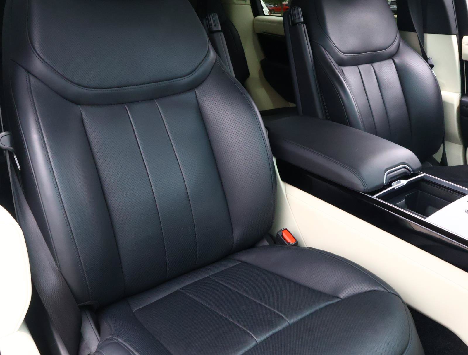Used 2024 Land Rover Range Rover SE AWD/4WD image 18