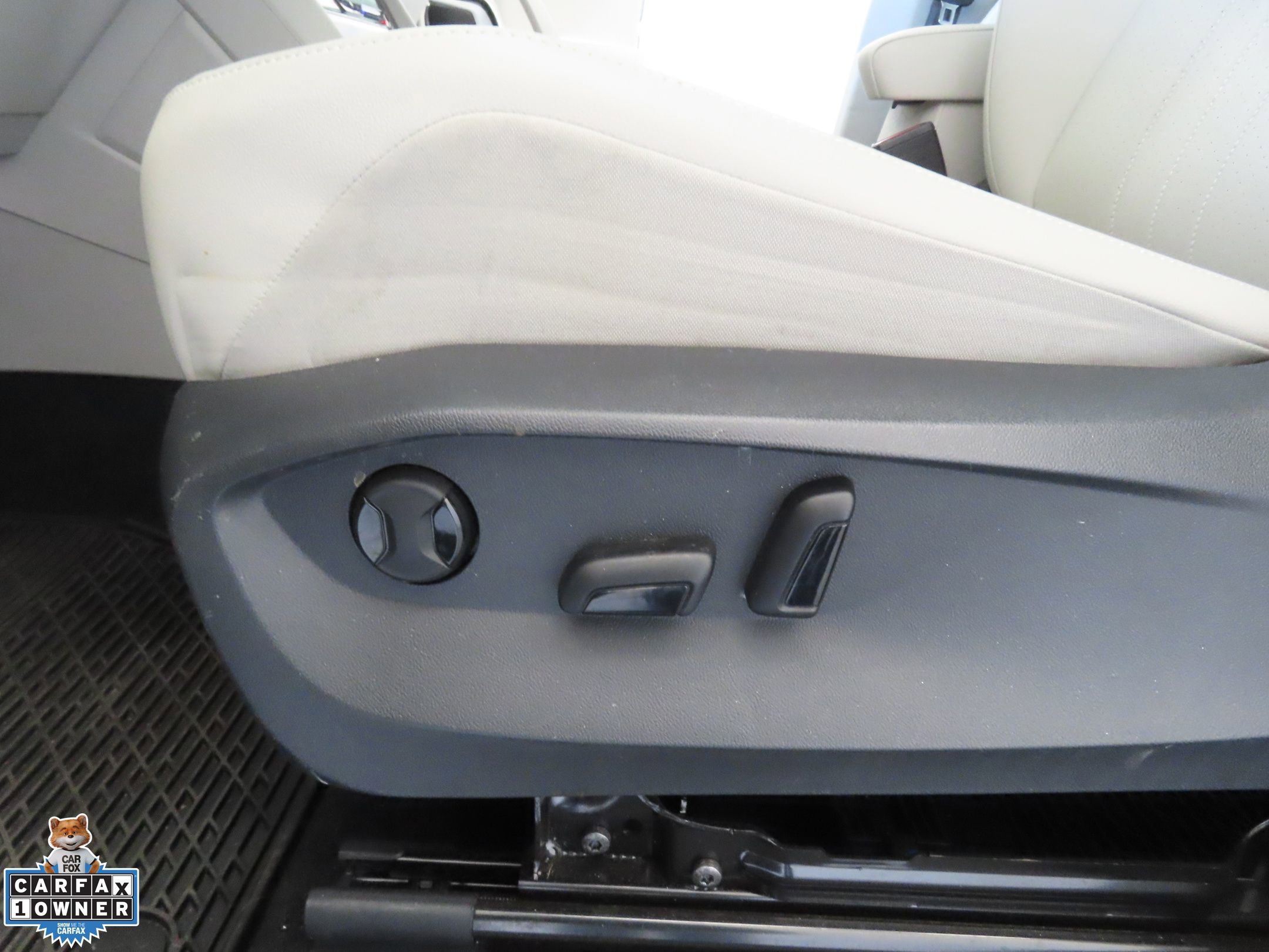 Certified 2024 Volkswagen Tiguan SE FWD image 11
