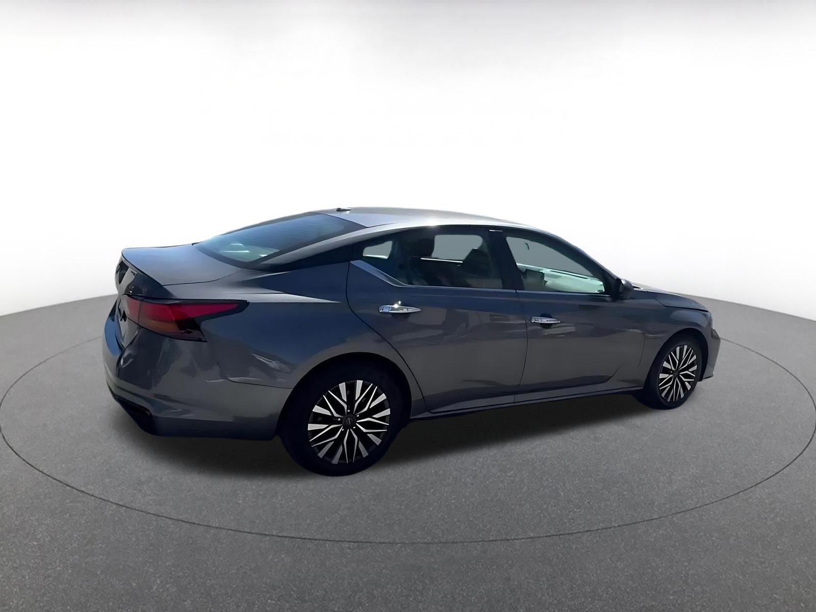 Used 2025 Nissan Altima 2.5 SV FWD image 14