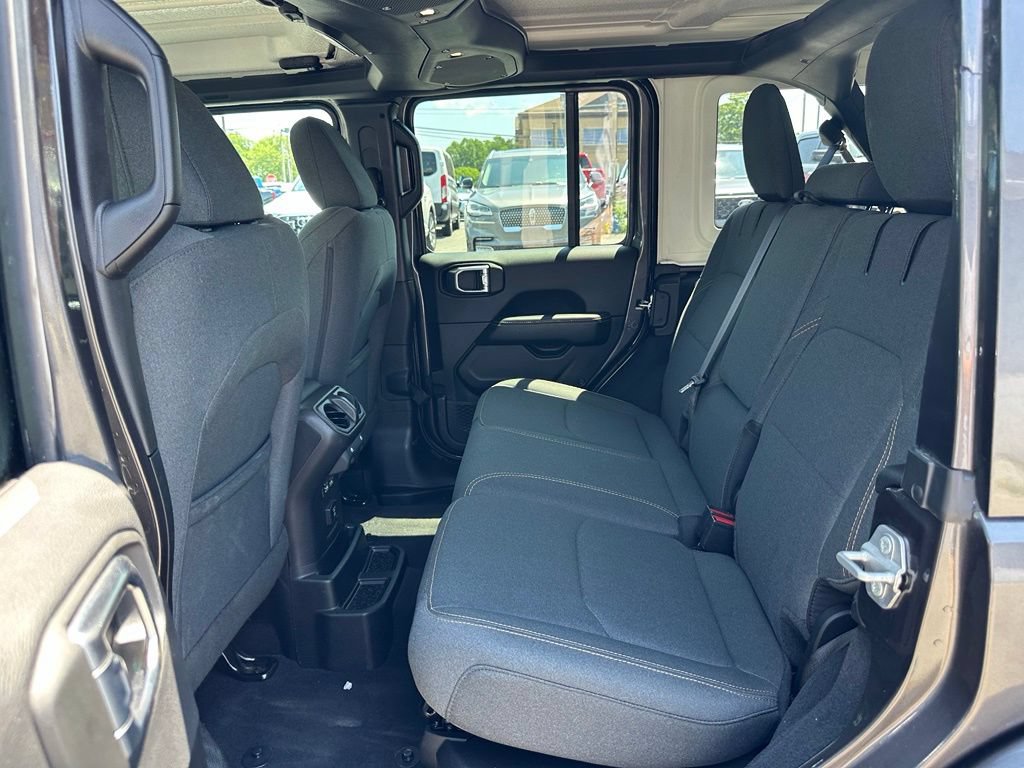 Used 2025 Jeep Wrangler Unlimited Sahara AWD/4WD image 21