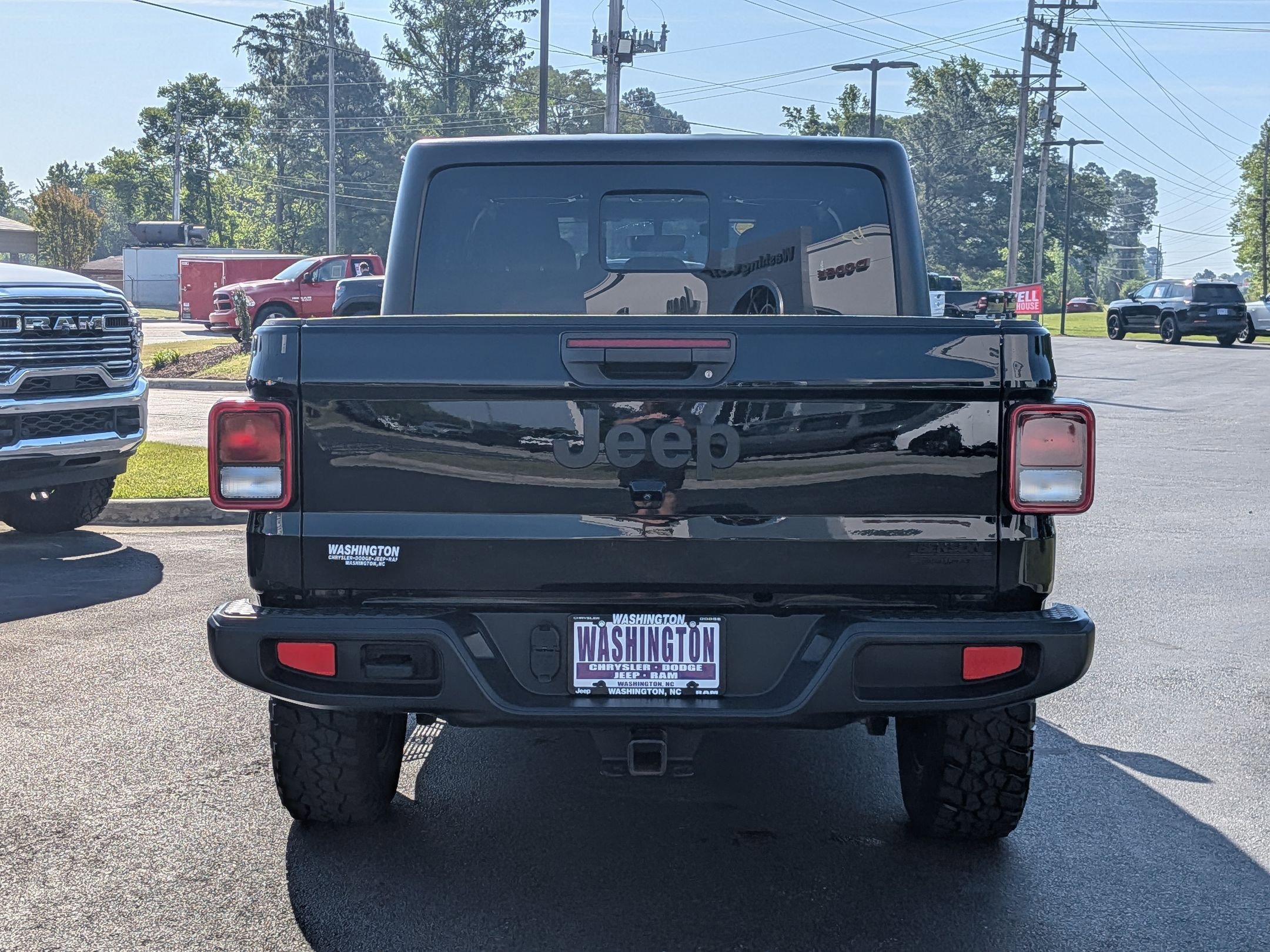 Used 2023 Jeep Gladiator Willys AWD/4WD image 4