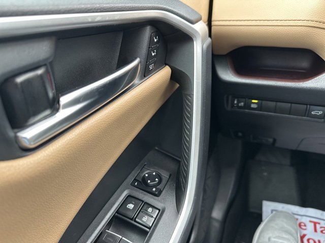 Used 2020 Toyota RAV4 Limited image 24