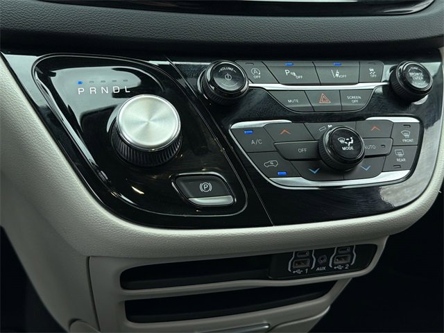 Used 2024 Chrysler Pacifica Touring-L image 27