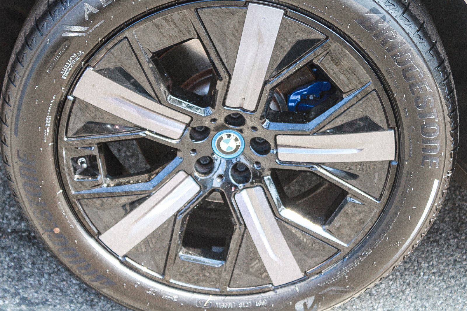 Used 2024 BMW iX xDrive50 w/ Sport Package AWD/4WD image 11