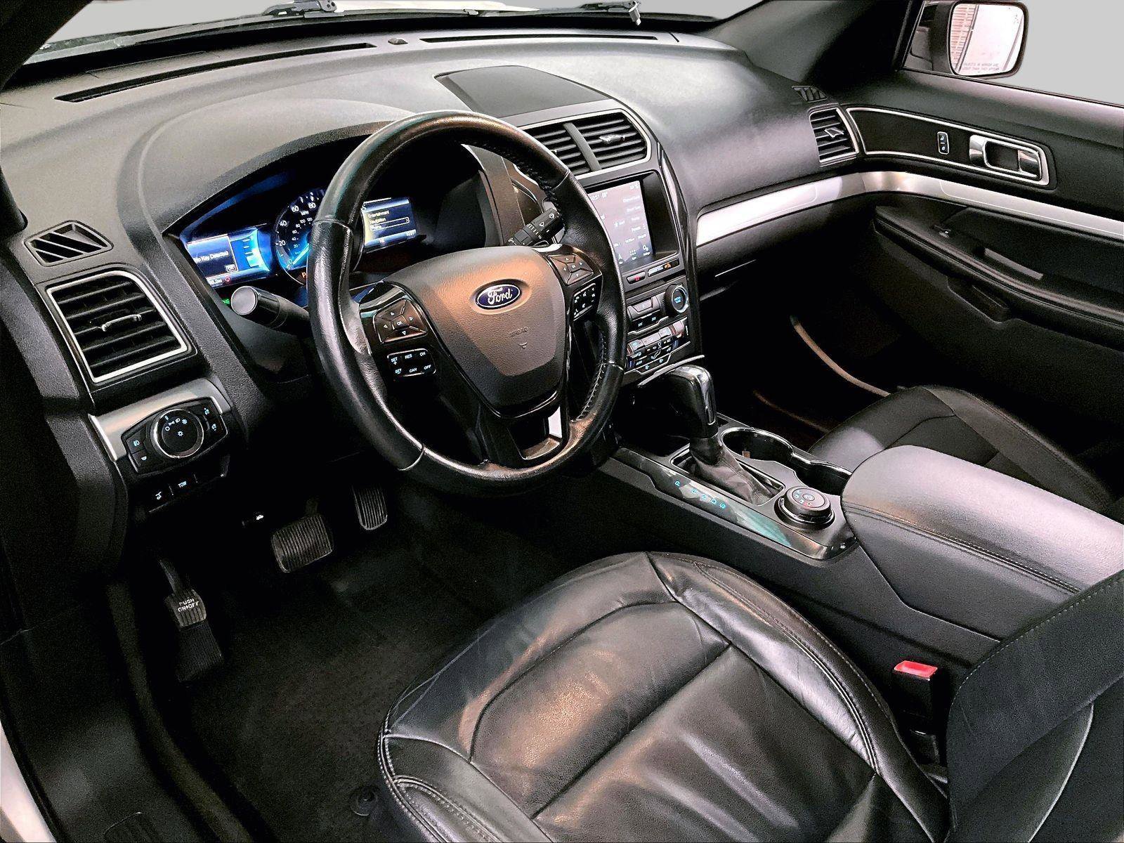 Used 2017 Ford Explorer XLT w/ Equipment Group 202A AWD/4WD image 13