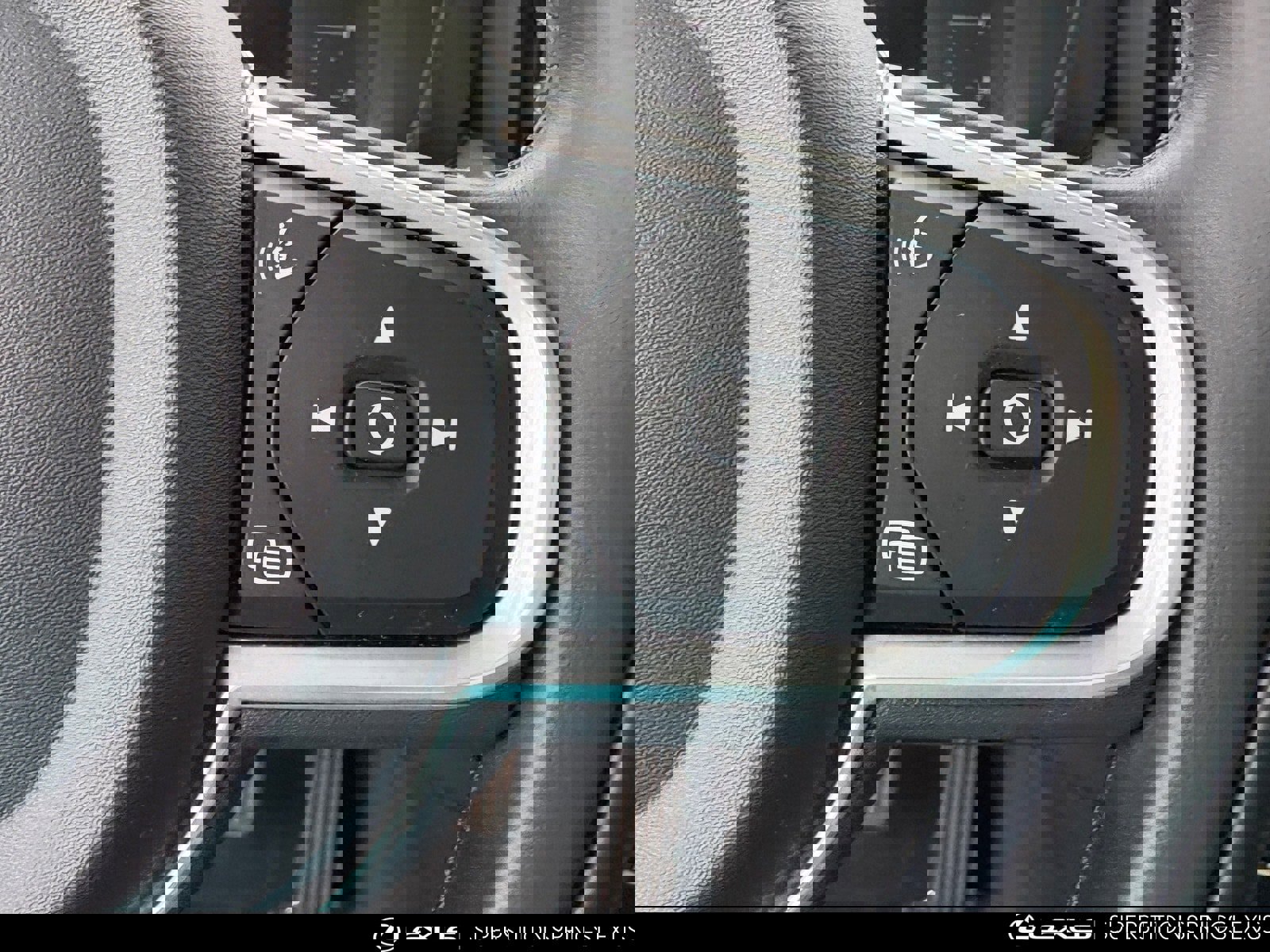 Used 2018 Volvo XC60 T5 Momentum w/ Convenience Package image 23