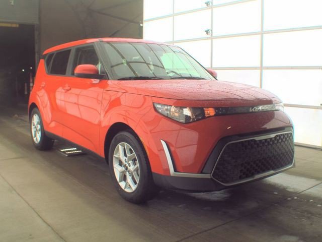 Used 2025 Kia Soul LX w/ LX Technology Package FWD image 3