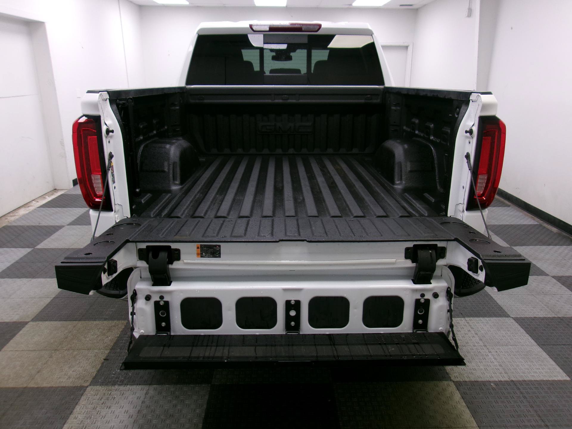 Used 2023 GMC Sierra 1500 SLT w/ SLT Premium Package AWD/4WD image 14