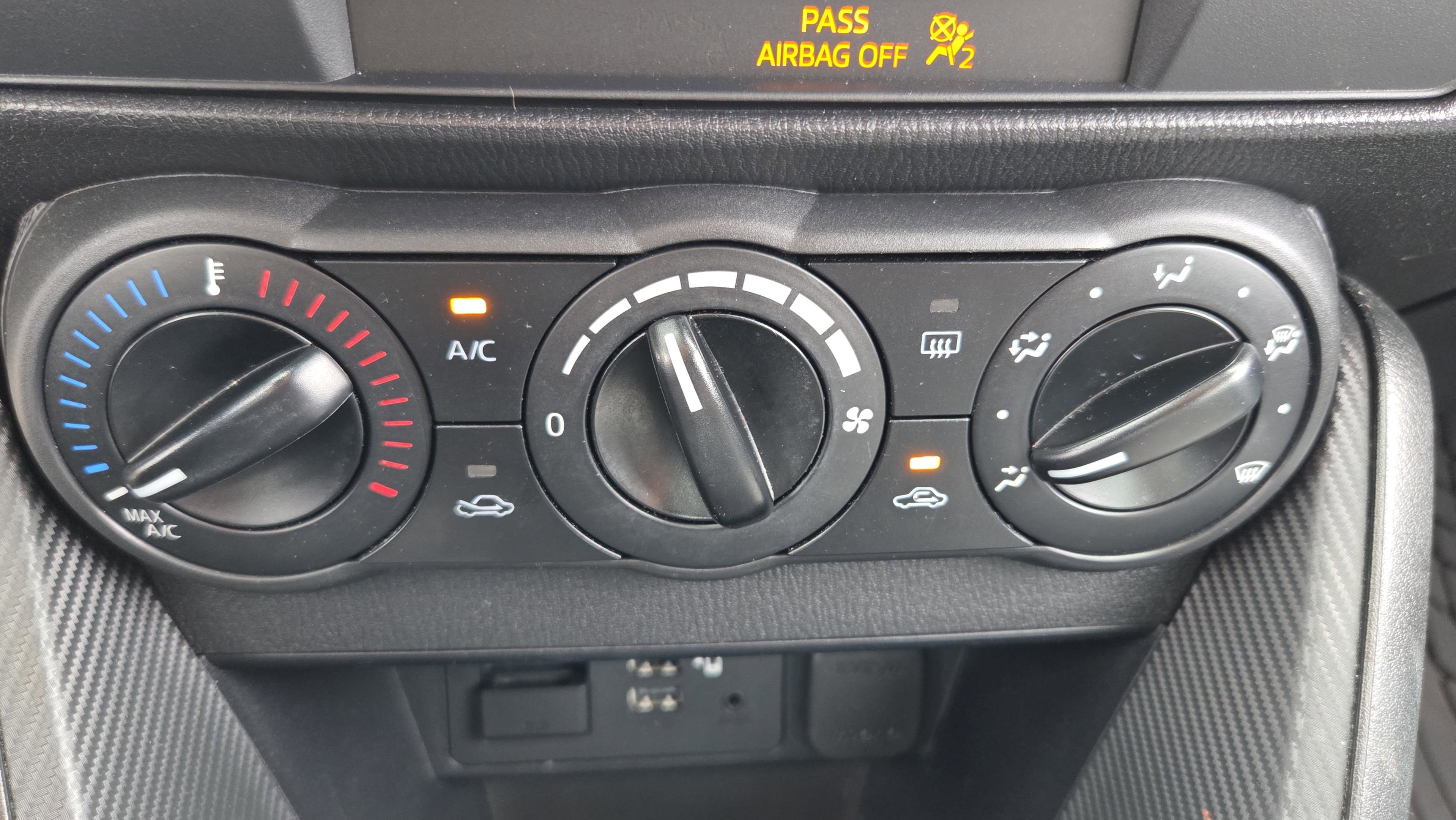 Used 2020 Toyota Yaris L image 24