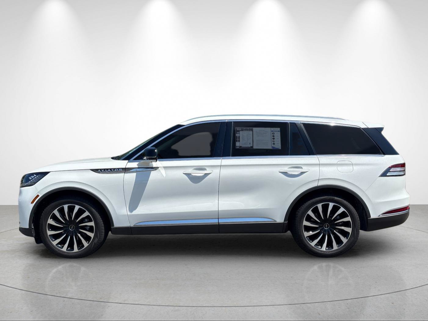 Used 2025 Lincoln Aviator 2WD image 2