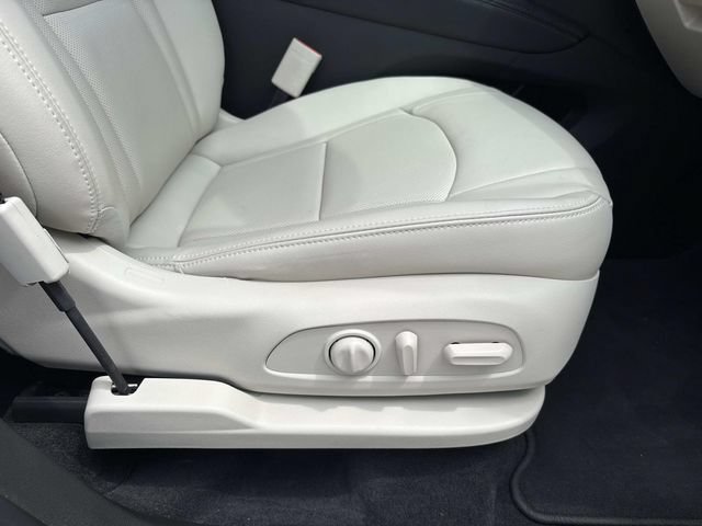 Used 2023 Buick Enclave Essence FWD image 11