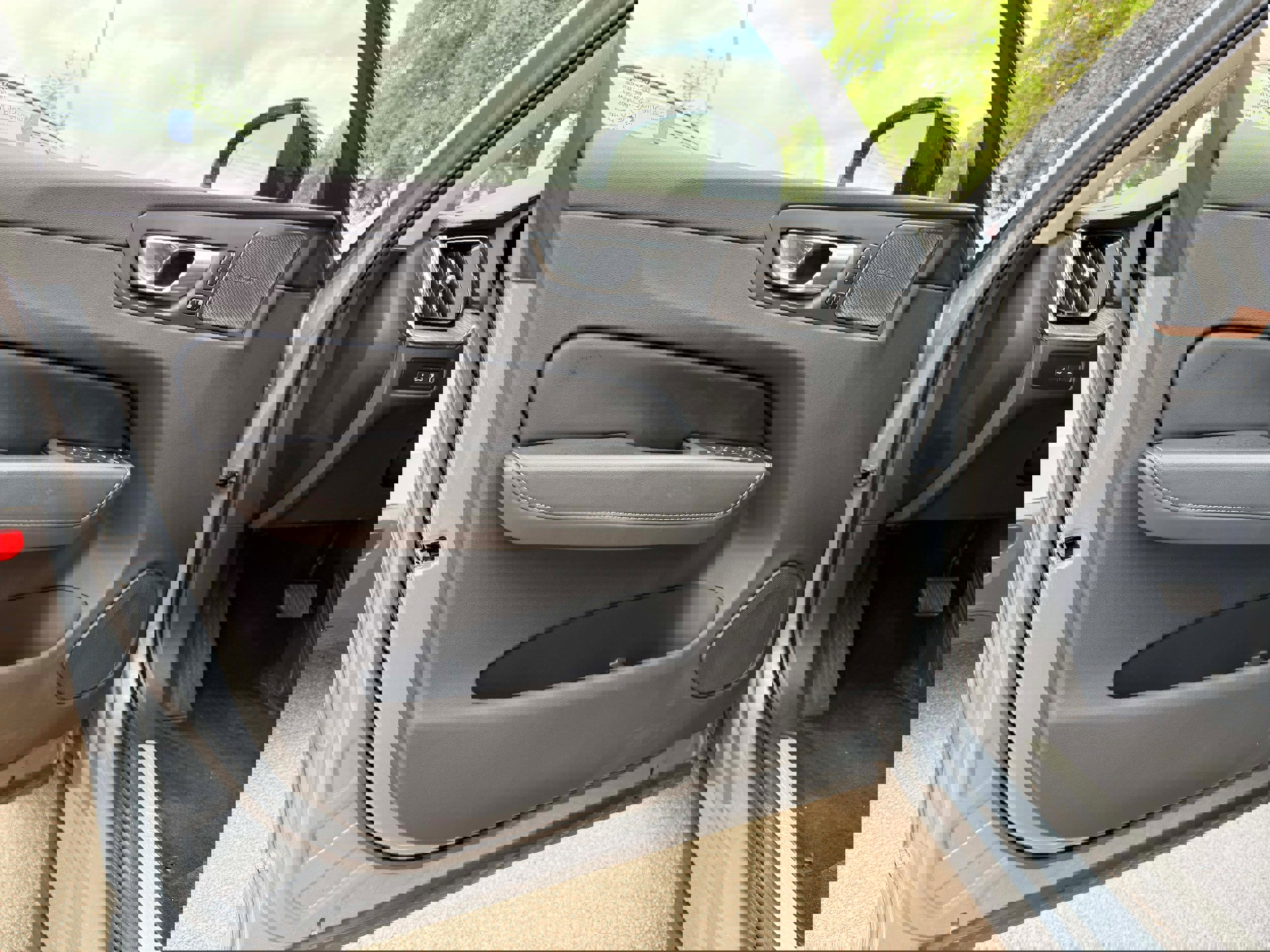 Certified 2024 Volvo XC60 T8 Ultimate w/ Climate Package image 9