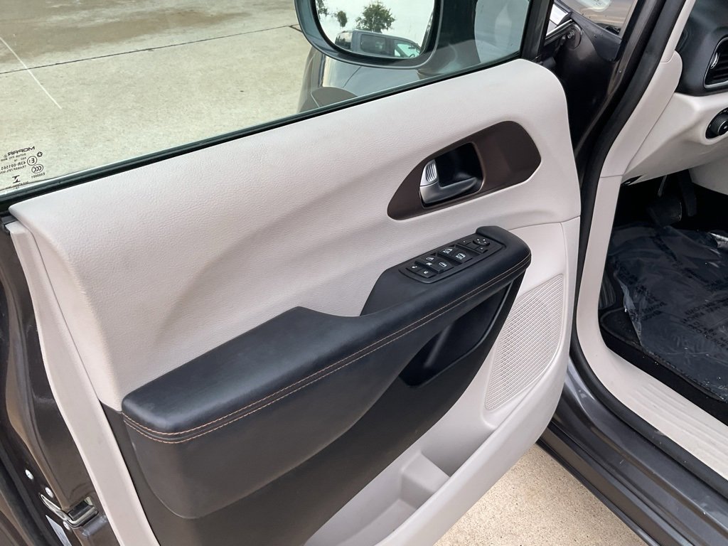 Used 2017 Chrysler Pacifica Touring-L image 7