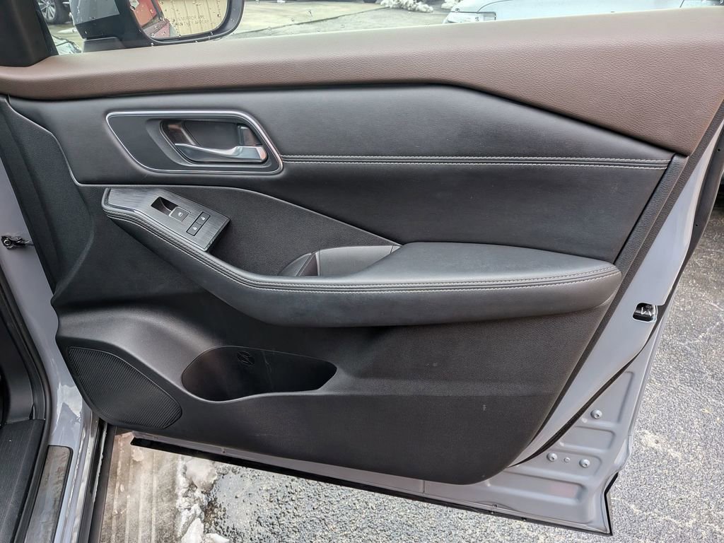 Used 2021 Nissan Rogue Platinum image 28