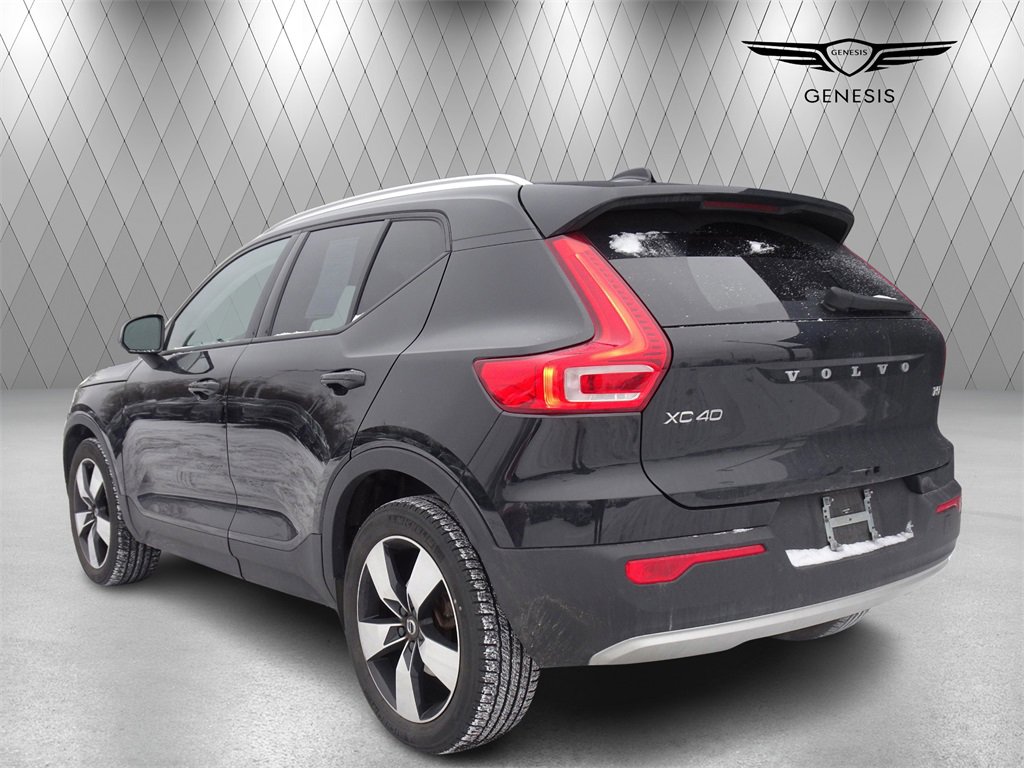 Used 2021 Volvo XC40 T5 Momentum w/ Premium Package image 3