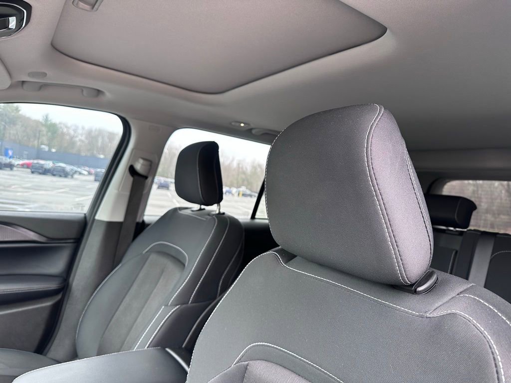 Used 2024 Jeep Grand Cherokee Laredo X image 14