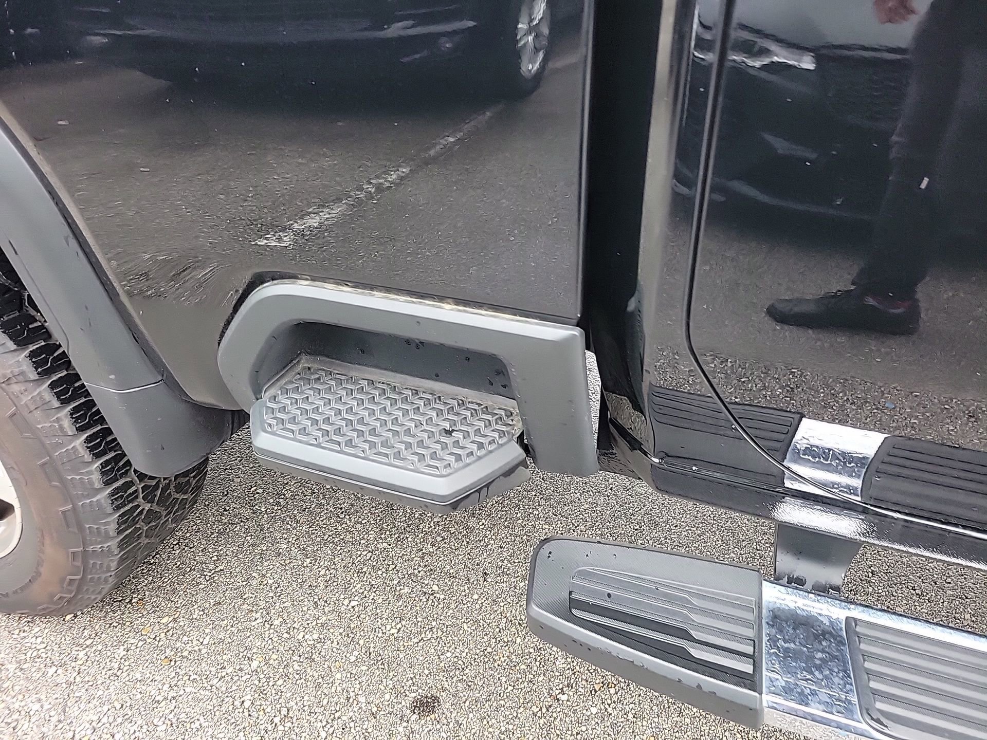 Used 2025 GMC Sierra 2500 SLT w/ SLT Premium Package image 11