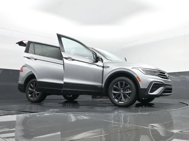 Used 2022 Volkswagen Tiguan SE image 32