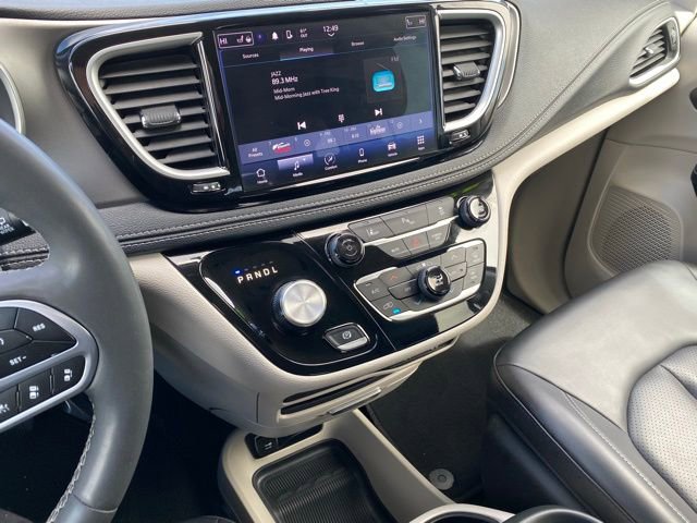 Used 2023 Chrysler Pacifica Touring-L image 17