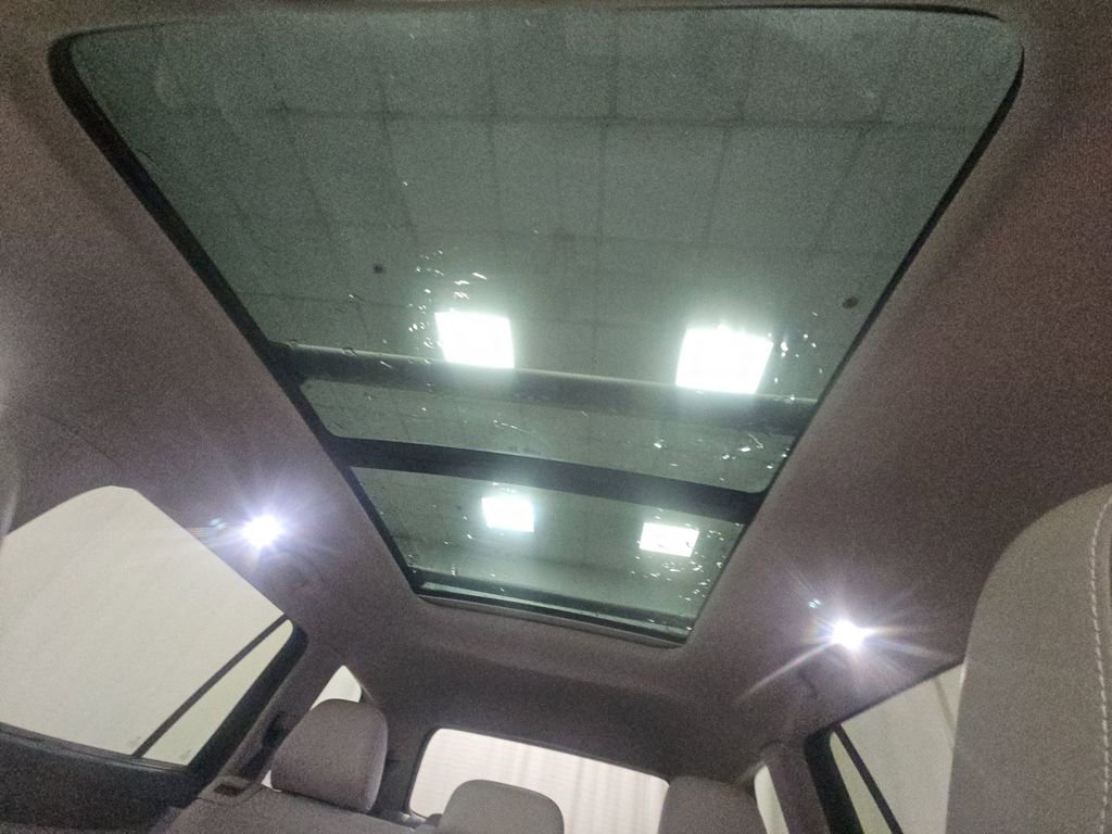 Used 2024 Volkswagen Atlas SE w/ Panoramic Sunroof Package image 8