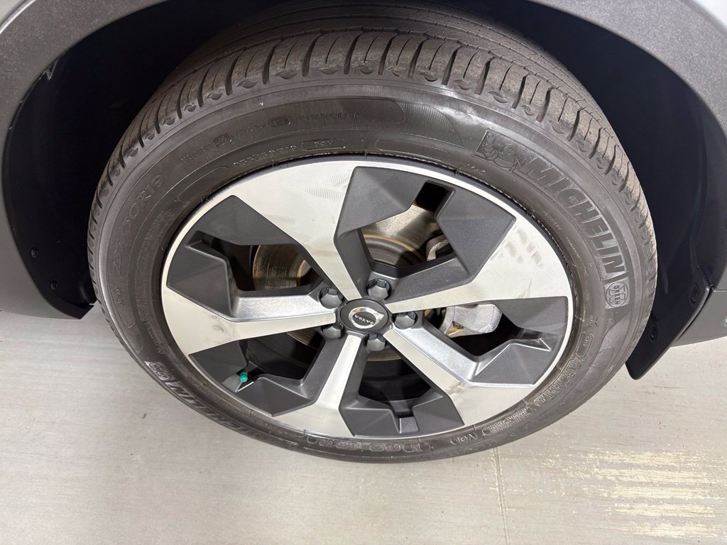 Used 2024 Volvo XC40 B5 Core AWD/4WD image 10