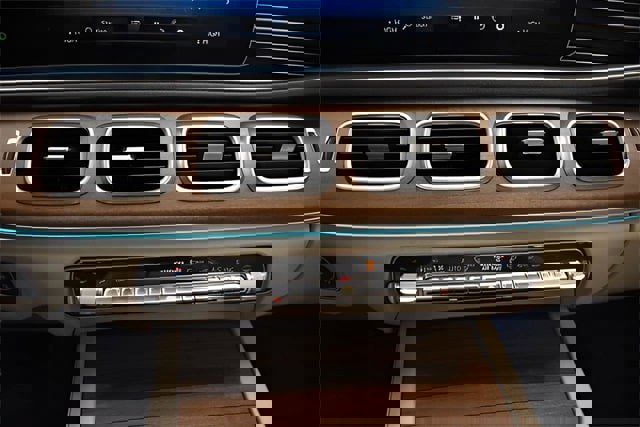 Used 2023 Mercedes-Benz GLE 350 4MATIC w/ AMG Line Exterior image 19