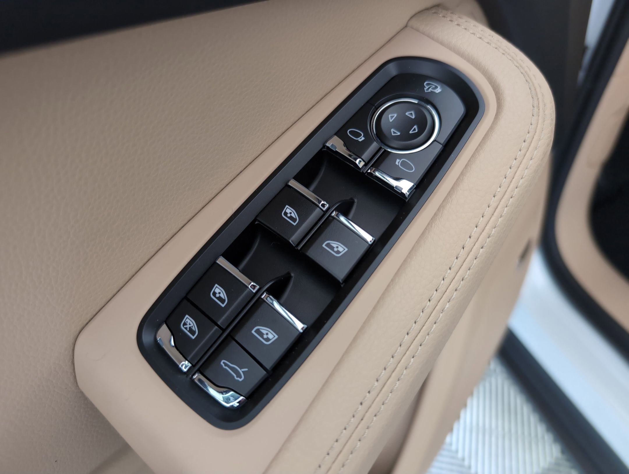 Certified 2025 Porsche Macan image 27