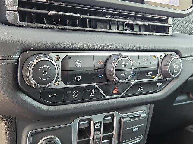 Used 2025 Jeep Wrangler Unlimited Rubicon AWD/4WD image 19