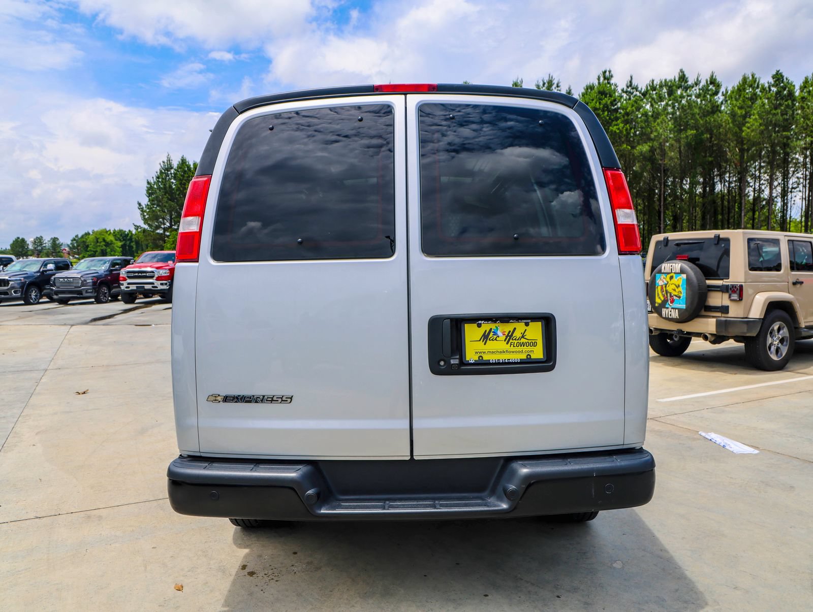 Used 2024 Chevrolet Express 2500 w/ Driver Convenience Package RWD image 5