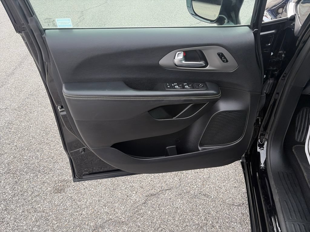 Used 2025 Chrysler Pacifica Select FWD image 11