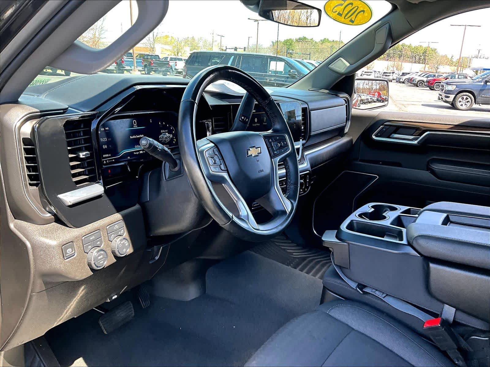 Used 2025 Chevrolet Silverado 1500 LT AWD/4WD image 7