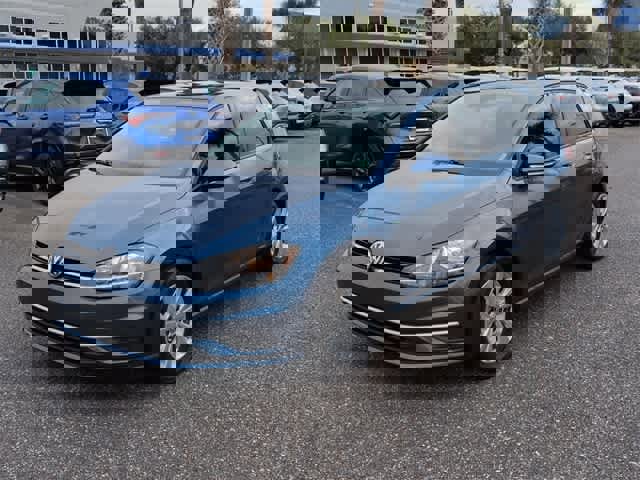 Used 2021 Volkswagen Golf 4-Door image 4