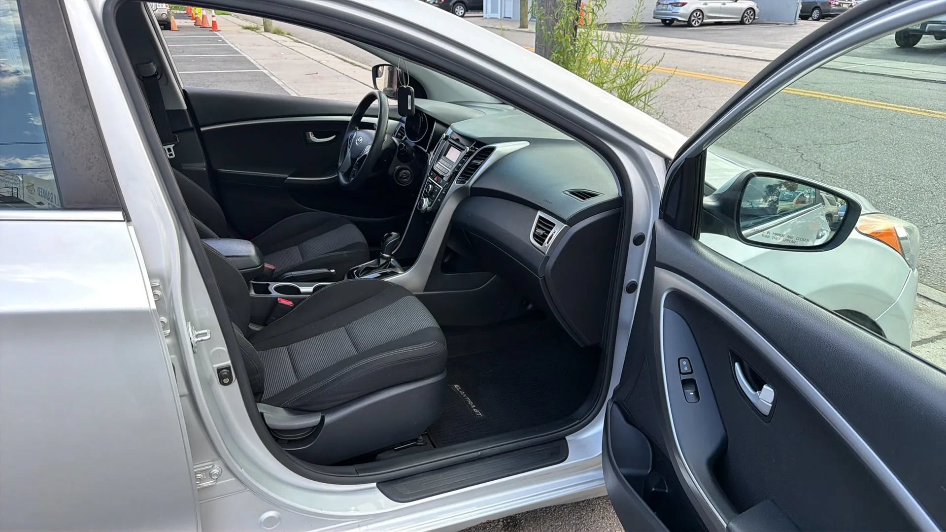 Used 2017 Hyundai Elantra GT FWD image 25