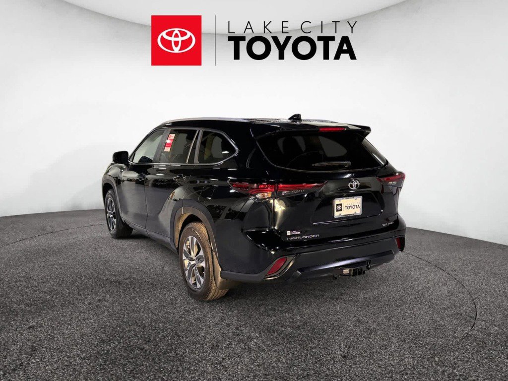 New 2026 Toyota Highlander XLE image 3
