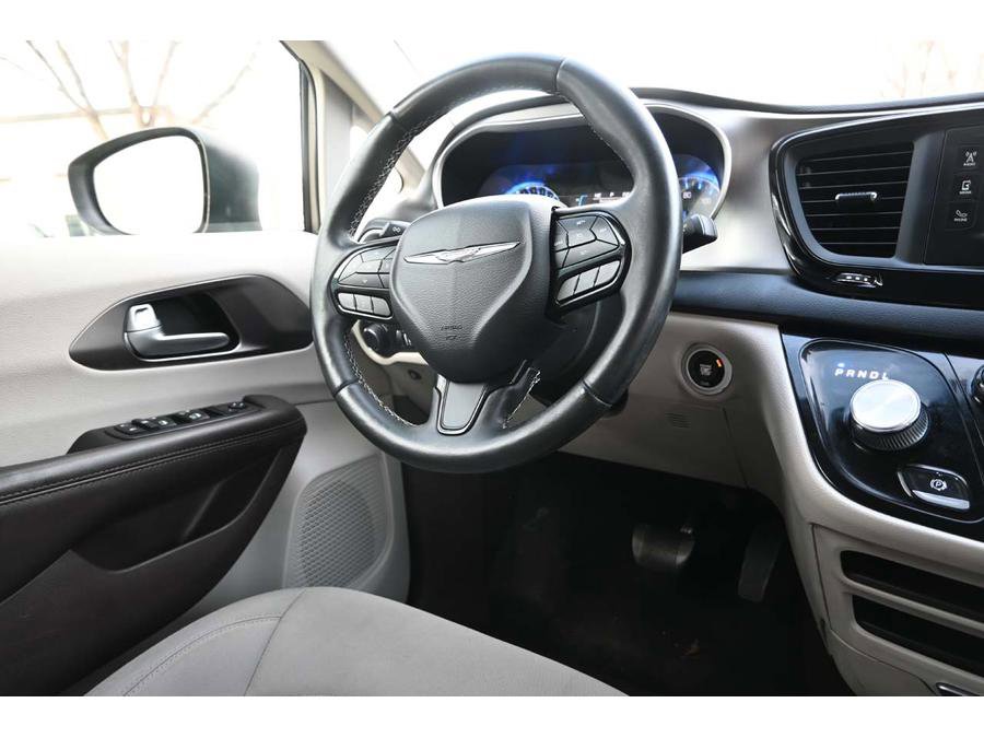 Used 2017 Chrysler Pacifica Touring FWD image 24