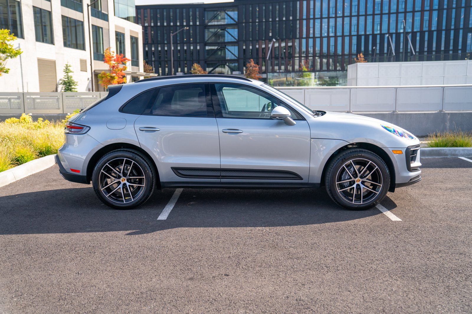 Certified 2026 Porsche Macan AWD/4WD image 8