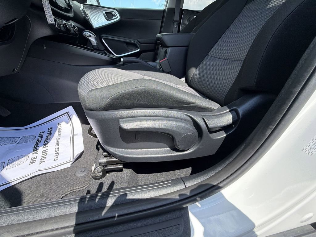 Used 2025 Kia Soul LX w/ LX Technology Package FWD image 18