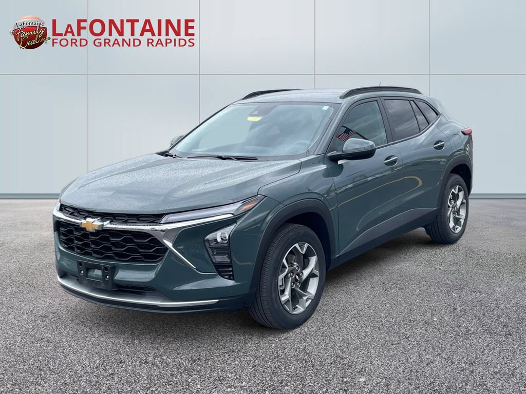Used 2025 Chevrolet Trax LT FWD image 1